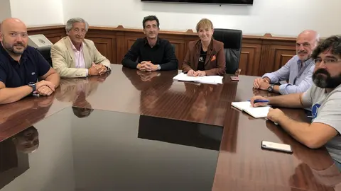 La concejala de Deportes cierra un acuerdo con clubes y Federaci&oacute;n para que El Independiente y CRS Bathco hagan uso del campo de San Rom&aacute;n