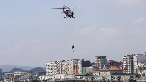 DAVID S. BUSTAMANTE 13/09/2019 SANTANDER/ CANTABRIA Simulacro de rescate con el helicoptero del 112 del Gobierno de Cantabria