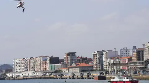 DAVID S. BUSTAMANTE 13/09/2019 SANTANDER/ CANTABRIA Simulacro de rescate con el helicoptero del 112 del Gobierno de Cantabria