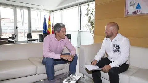 El vicepresidente con el alcalde de Barcena de Pie de Concha