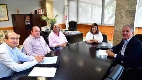 La presidenta del Partido Popular de Cantabria, Mar&iacute;a Jos&eacute; S&aacute;enz de Buruaga, con miembros de la Asociaci&oacute;n Empresarial del Pol&iacute;gono de Molladar, ubicado en el municipio de Cartes