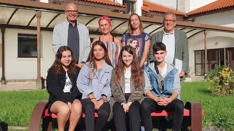 Luc&iacute;a Garc&iacute;a Caperuchipi, Luc&iacute;a Herr&aacute;n Esteban, Luc&iacute;a Rivas P&eacute;rez y Germ&aacute;n Cobo son los alumnos promotores del proyecto (sentados de izquierda a derecha)