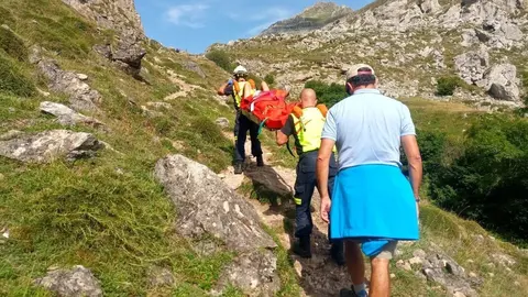 Efectivos del 112 portean a una mujer con fractura de tobillo en Camale&ntilde;o