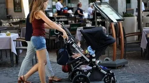 Unas mujeres con sus carritos de beb&eacute;