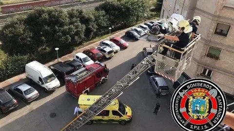 Evacuaci&oacute;n de un hombre con parada cardiaca con la autoescala