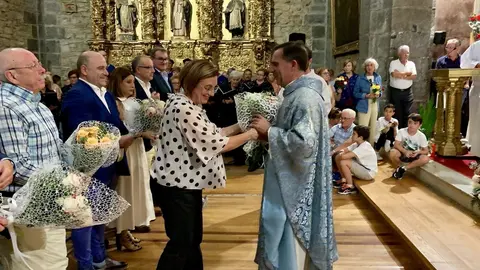 La alcaldesa de Laredo en la ofrenda a la Virgen Bien Aparecida