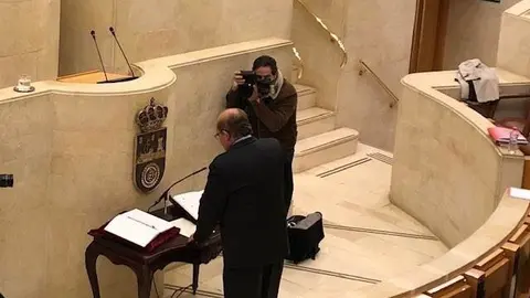 El castre&ntilde;o Miguel &Aacute;ngel Lav&iacute;n ha jurado este lunes su cargo como diputado de la bancada 'popular' en el Parlamento de Cantabria, en sustituci&oacute;n de Ildefonso Calder&oacute;n, que decidi&oacute; dejar el partido y todos sus cargos p&uacute;blicos