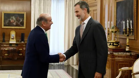 El rey Felipe VI saluda al diputado del PRC, Jos&eacute; Mar&iacute;a Maz&oacute;n, con el que inicia una ronda de consultas con los partidos del Parlamento, que puede desembocar en la convocatoria de nuevas elecciones generales para el d&iacute;a 10 de noviembre si certifica que es
