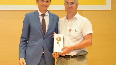 El ministro, Pedro Duque, en el momento de la entrega a Enrique Mart&iacute;nez, director cient&iacute;fico del proyecto Mar&iacute;a de Maeztu, investigador del IFCA. Foto del Ministerio de Ciencia, Innovaci&oacute;n y Universidades.