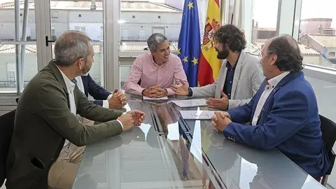 El vicepresidente de Cantabria, Pablo Zuloaga, se re&uacute;ne con la junta directiva del Club Rotario