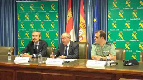 De dcha a izqda el teniente coronel de la Guardia Civil Javier Pe&ntilde;a; el subdelegado del Gobierno en Valladolid, Emilio &Aacute;lvarez; y el director de la D.O. Rueda, Santiago Mora.