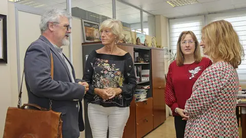 La consejera de Educaci&oacute;n, Formaci&oacute;n Profesional y Turismo, Marina Lomb&oacute;, recibe al vicerrector de Cultura y Participaci&oacute;n Social de la UC, Tom&aacute;s Mantec&oacute;n.