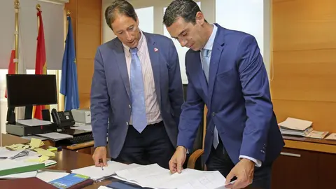 Consejero obras p&uacute;blicas con alcalde de Val de San Vicente