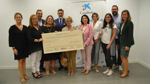Entrega del cheque solidario de los conciertos de Santander