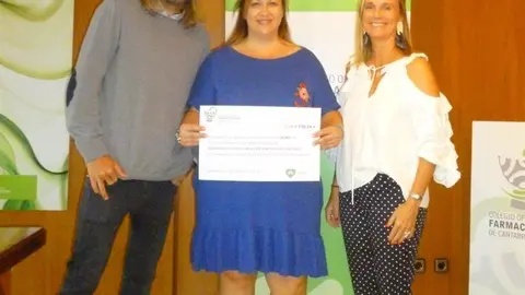 La presidenta del Colegio de Farmac&eacute;uticos de Cantabria, Rita de la Plaza, la presidenta de Amara Cantabria, Esther Silv&aacute;n, y el farmarockero,  Juan Ruiz Golvano