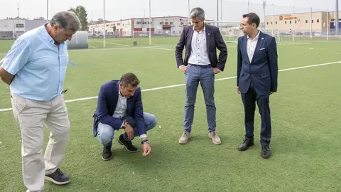 El vicepresidente, Pablo Zuloaga, durante su visita al campo de f&uacute;tbol de Santo&ntilde;a