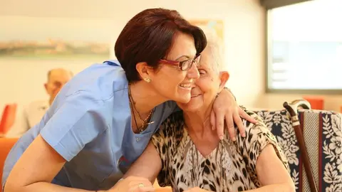 Anciana y cuidadora en el Centro de D&iacute;a de Fundaci&oacute;n Vianorte-Laguna