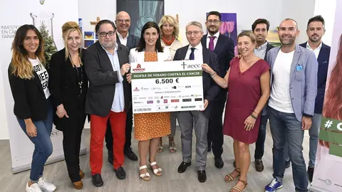 Entrega a la AECC del cheque con la recaudaci&oacute;n del desfile de verano
