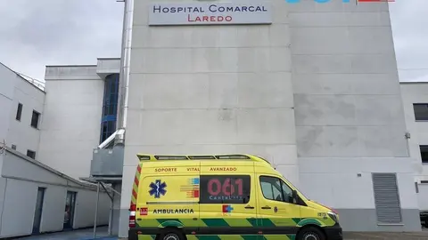 Ambulancia del 061 en el Hospital de Laredo