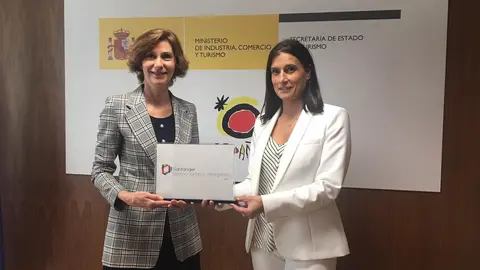 La alcaldesa de Santander, Gema Igual, recibe el distintivo de destino tur&iacute;stico inteligente