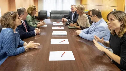 La consejera de Educaci&oacute;n, Formaci&oacute;n Profesional y Turismo, Marina Lomb&oacute;, se re&uacute;ne con la presidenta de CERMI Cantabria, Mar Arruti.