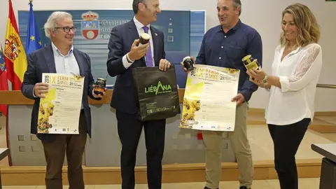 El consejero de Desarrollo Rural, Guillermo Blanco, y del alcalde de Vega de Li&eacute;bana, Gregorio Alonso, para presentar la IX Feria de la Miel de Vega de Li&eacute;bana
