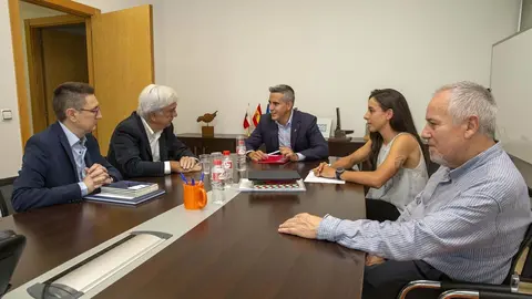 El vicepresidente y consejero de Universidades, Igualdad, Cultura y Deporte, Pablo Zuloaga, recibe al presidente y al secretario del Consejo Social de la UC, Jos&eacute; Luis Z&aacute;rate e Ignacio Soler