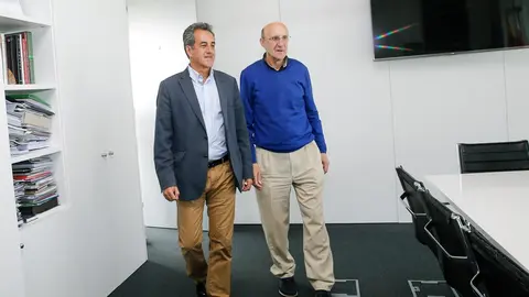 El consejero de Innovaci&oacute;n, Industria, Transporte y Comercio, Francisco Mart&iacute;n, se re&uacute;ne con el alcalde de San Felices de Buelna, Jos&eacute; Antonio Gonz&aacute;lez Linares