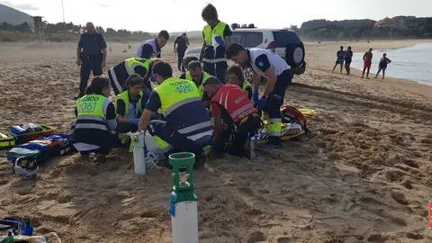 Efectivos de emergencias atienden a la mujer fallecida en la playa de Joyel