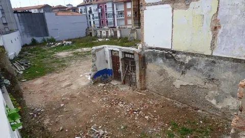Solar de Santo&ntilde;a donde los vecinos denuncian la presencia de ratas