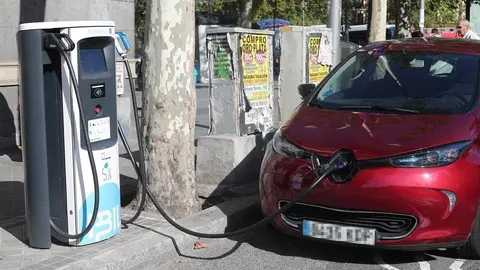 Un coche se carga en un punto de recarga para coches el&eacute;ctricos en Madrid.