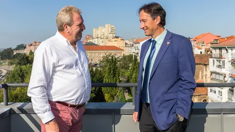 El consejero de Obras P&uacute;blicas, Ordenaci&oacute;n del Territorio y Urbanismo, Jos&eacute; Luis Gochicoa, se re&uacute;ne con el alcalde de Anievas, Agust&iacute;n Pern&iacute;a