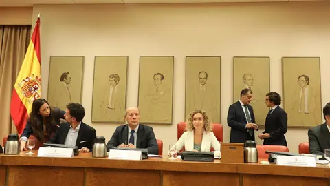 El diputado de Ciudadanos y portavoz adjunto en el Congreso, Edmundo Bal (1i) y la presidenta del Congreso de los Diputados, Meritxell Batet (3i), durante la Comisi&oacute;n Consultiva de Nombramientos en el Congreso en la que comparecieron  los candidatos para 