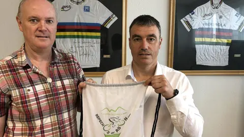 El alcalde de Ruesga, Jes&uacute;s Ram&oacute;n Ochoa,  y el presidente de la Federaci&oacute;n C&aacute;ntabra de Ciclismo, Juan Jos&eacute; Trueba