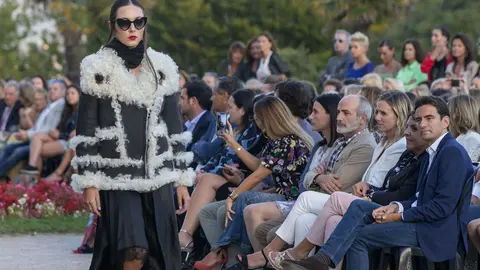 El consejero de Sanidad, Miguel Rodr&iacute;guez, asiste al desfile en beneficio de AMUCCAM