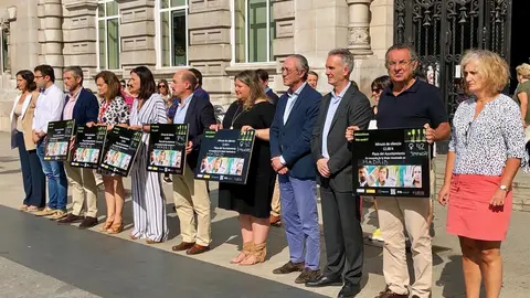 Minuto de silencio en la plaza de Ayuntamiento de Santander por la mujer asesinada en Madrid