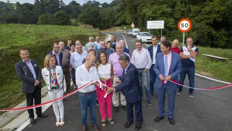 El presidente de Cantabria, Miguel &Aacute;ngel Revilla, junto con el consejero de Obras P&uacute;blicas, Ordenaci&oacute;n del Territorio y Urbanismo, Jos&eacute; Luis Gochicoa, inaugura las obras de mejora de la CA-674