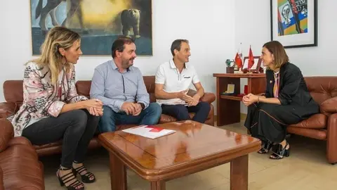 Paula Fern&aacute;ndez se re&uacute;ne con representantes de Cruz Roja