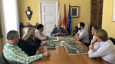 El delegado del Gobierno, Eduardo Echevarr&iacute;a, y alcaldes de la cuenca del Saja