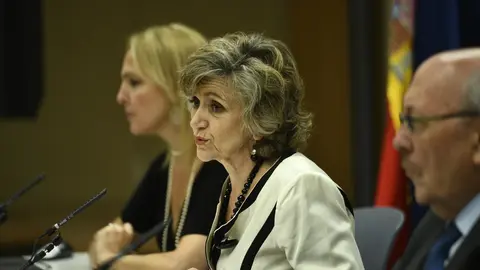 (I-D)  La directora de la Organizaci&oacute;n Nacional de Trasplantes, Beatriz Dom&iacute;nguez-Gil; la ministra de Sanidad, Consumo y Bienestar Social en funciones, Maria Luisa Carcedo durante su intervenci&oacute;n y el director del registro espa&ntilde;ol de donantes de m&eacute;dula &oacute;s