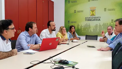 El alcalde, Javier L&oacute;pez Estrada, junto al concejal de Turismo, Cristina Garc&iacute;a Vi&ntilde;as, ha mantenido una reuni&oacute;n con representantes hoteleros