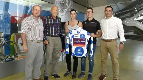 La alcaldesa de Santander, Gema Igual, recibe al ciclista &Aacute;ngel Madrazo, en el Museo del Deporte