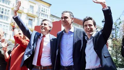 (I-D) El secretario general del PSOE-Cantabria y candidato del partido a la presidencia de la comunidad, Pablo Zuloaga,  el presidente del Gobierno en funciones y secretario general del PSOE, Pedro S&aacute;nchez y el candidato del PSOE  a la alcald&iacute;a de Santand