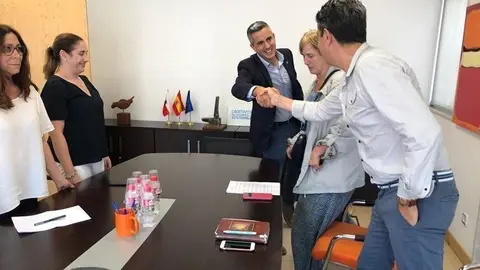 Zuloaga junto con la secretaria general del sidnicato TU, Isabel Rodriguez, acompa&ntilde;ados por los miembros de dicha organizaci&oacute;n, Franciso Sierra, Maria Cruz Fuentes y Marta Trujillano