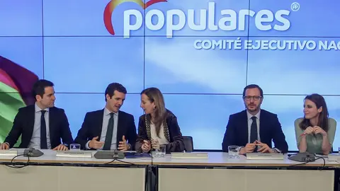 (I-D) El secretario general, Teodoro Gar&iacute;ca Egea; el presidente del partido, Pablo Casado; y los vicesecretarios generales, Marta Gonz&aacute;lez V&aacute;zquez, Javier Maroto y Andrea Levy, durante la reuni&oacute;n del Comit&eacute; Ejecutivo del Partido Popular.
