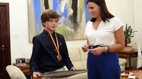 La alcaldesa de Santander, Gema Igual, ha recibido al santanderino &Aacute;ngel Amo Muro, ganador alev&iacute;n del Campeonato Nacional de Bateo de Oro