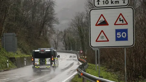 Un furg&oacute;n de la Guardia Civil transita por una carretera un d&igrave;a de lluvia