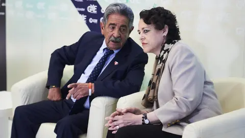 La ministra de Trabajo en funciones, Magadalena Valerio y el presidente del Gobierno de Cantabria, Miguel &Aacute;ngel Revilla, durante la inauguraci&oacute;n del IV Foro de Jovenes L&iacute;deres Mundiales 'Global Youth Leadship Forum', en Santander (Espa&ntilde;a), a 23 de septiem