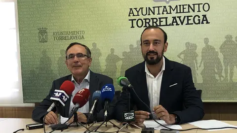 El alcalde de Torrelavega, Javier L&oacute;pez Estrada, y el primer teniente de alcalde, Jos&eacute; Manuel Cruz Viadero