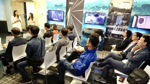 La alcaldesa de Santander, Gema Igual, junto con la delegaci&oacute;n coreana